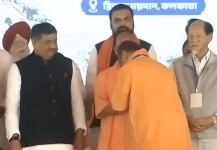 सीएम योगी ने बंगाल के नए मुख्यमंत्री को भगवा अंगवस्त्र पहनाया