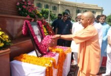 चौधरी चरण सिंह की पुण्यतिथि पर मुख्यमंत्री योगी आदित्यनाथ ने दी श्रद्धांजलि