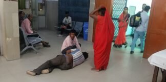 लोहिया अस्पताल में खत्म होता दिखा डीएम का खौफ: इमरजेंसी के बाहर बेहोश पड़ा रहा मरीज