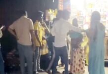 कोतवाली के सामने गुंडागर्दी: महिला से मारपीट का वीडियो वायरल, पुलिस की मौजूदगी पर उठे सवाल
