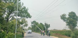 अज्ञात वाहन की टक्कर से विद्युत पोल टूटा, 25 गांवों की बिजली आपूर्ति ठप