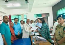 लेखपाल व ग्राम विकास अधिकारी पर गिरी गाज: समाधान दिवस में डीएम अंकुल लाठर का कड़ा एक्शन, एसपी आरती सिंह रहीं साथ
