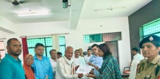 लेखपाल व ग्राम विकास अधिकारी पर गिरी गाज: समाधान दिवस में डीएम अंकुल लाठर का कड़ा एक्शन, एसपी आरती सिंह रहीं साथ