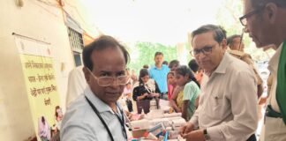 समाधान दिवस पर लगा स्वास्थ्य कैंप: 220 मरीजों का परीक्षण, सीएमओ अविनेद्र कुमार ने किया निरीक्षण
