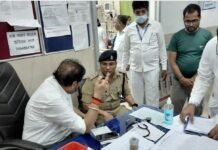 ओवरटेक के चक्कर में खाई में गिरी बस,11 यात्री घायल