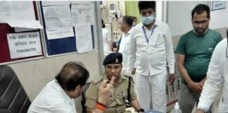 ओवरटेक के चक्कर में खाई में गिरी बस,11 यात्री घायल