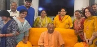 मुख्यमंत्री योगी आदित्यनाथ ने काशी विश्वनाथ व काल भैरव के दर्शन कर कार्यक्रम में लिया हिस्सा