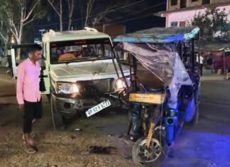 हमीरपुर में सड़क हादसा, बोलेरो ने ई- रिक्शा को मारी टक्कर, 2 लोगों की मौत