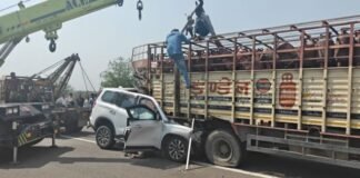 बुंदेलखंड एक्सप्रेसवे पर भीषण हादसा, एक ही परिवार के चार लोगों की मौत