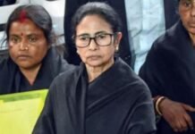 चुनाव बाद हिंसा मामले में ममता बनर्जी पहुंचीं कलकत्ता हाई कोर्ट, वकील की पोशाक में हुईं पेश