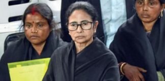 चुनाव बाद हिंसा मामले में ममता बनर्जी पहुंचीं कलकत्ता हाई कोर्ट, वकील की पोशाक में हुईं पेश