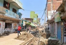 रात के अंधेरे में बिक रही नाले की मिट्टी, विवाद के बाद रुका निर्माण कार्य