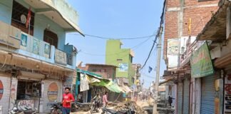 रात के अंधेरे में बिक रही नाले की मिट्टी, विवाद के बाद रुका निर्माण कार्य