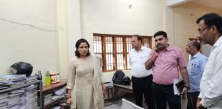 कलेक्ट्रेट संग्रह अनुभाग में डीएम का औचक निरीक्षण, अभिलेख व्यवस्था और वसूली कार्यों पर सख्त निर्देश