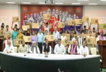 मेधावी छात्रों को मिला सम्मान