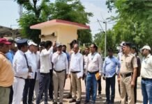 रेलवे स्टेशन पर डीआरएम का औचक निरीक्षण मे बंद पड़े सीसीटीवी कैमरों पर फूटा गुस्सा