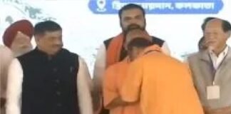 सीएम योगी ने बंगाल के नए मुख्यमंत्री को भगवा अंगवस्त्र पहनाया