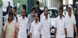 केरल में सीएम चेहरे पर कांग्रेस में घमासान : खरगे के घर तीन घंटे मंथन के बाद भी फैसला टला