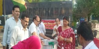 भीषण गर्मी में राहत का सहारा बना शरबत वितरण, भारत विकास परिषद ने जरूरतमंदों को बांटे अंगोछे