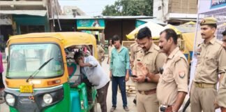अवैध रूप से लगे टेंपो की अतिरिक्त सीटें हटाईं, नगर में चला सख्त वाहन चेकिंग अभियान