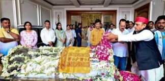भाई के पार्थिव शरीर को देख भावुक हुए अखिलेश यादव