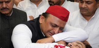 राजनीति के शोर में टूट गया एक भाई… अखिलेश की आंखों में दिखा दर्द