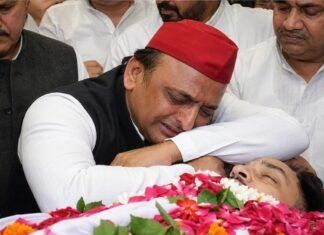 राजनीति के शोर में टूट गया एक भाई… अखिलेश की आंखों में दिखा दर्द