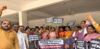 मोदी पर टिप्पणी से सियासत गरम, भाजपा महिला मोर्चा का कलेक्ट्रेट पर जोरदार प्रदर्शन