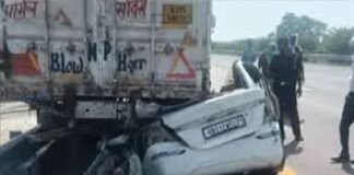 पूर्वांचल एक्सप्रेस-वे पर भीषण हादसा, खड़े ट्रेलर में घुसी तेज रफ्तार कार, बिहार के एक ही परिवार के 5 लोगों की मौत