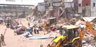 मुंबई में रेलवे और BMC का चला बुलडोजर, हाई कोर्ट के आदेश के बाद 400 से अधिक अवैध झुग्गी-झोपड़ी ध्वस्त