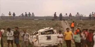 रामलला के दर्शन करने करने जा रहे थे 5 लोग, कार अनियंत्रित होकर पलट गई, 3 की चली गई जान