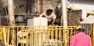 ट्रांसफार्मर जलने से दो मोहल्लों में अंधेरा, भीषण गर्मी में उपभोक्ताओं का फूटा गुस्सा