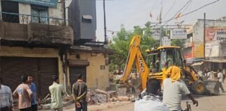 प्रशासन की सख्त कार्रवाई, अवैध अतिक्रमण पर चलाया JCB, व्यापारियों-नागरिकों को दी गई समझाइश