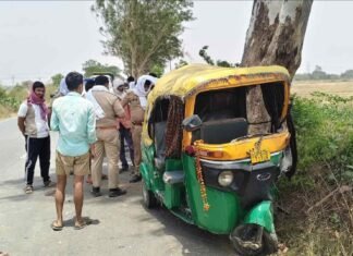 चंदौली: सड़क किनारे पेड़ से जा भिड़ा ऑटो, मची चीख-पुकार, एक की मौत, बुजुर्ग घायल