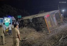 गुजरात के राजकोट में बस पलटने से 2 महिलाओं की मौत, 20 लोग घायल