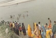गंगा दशहरा पर ढाई घाट पर उमड़ा आस्था का सैलाब, हजारों श्रद्धालुओं ने लगाई गंगा में डुबकी