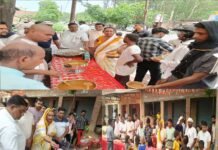 दशहरा के अवसर पर नवाबगंज नगर के फर्रुखाबाद रोड स्थित ब्लॉक के पास समाजसेवी मीना बाई किन्नर ने एक विशाल भंडारे का आयोजन किया