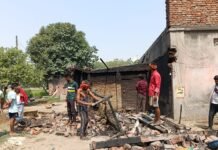 गैस सिलेंडर अचानक हुआ ब्लास्ट, घर के उड़े चिथड़े, 3 किशोरों का हाल देख चीख पड़े लोग