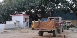 नवाबगंज नगर में एक मिट्टी भरी ट्रैक्टर-ट्रॉली को जब्त कर लिया गया