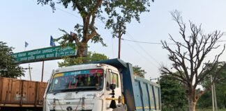 सीओ मोहम्मदाबाद अजय वर्मा ने एक मिट्टी से भरे डंपर को पकड़ा
