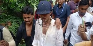 अभिषेक बनर्जी पर जनता का फूटा गुस्सा: ‘चोर-चोर’ के नारों के बीच चले जूते-चप्पल; हेलमेट पहनकर बचानी पड़ी जान