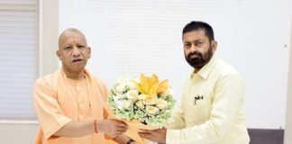मुख्यमंत्री से मिले पूर्व अधिकारी आईएएस मानवेंद्र सिंह, बिधूना क्षेत्र की समस्याओं के समाधान का उठाया मुद्दा