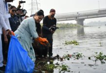 यमुना सफाई महाअभियान: 28 घाटों पर उतरी दिल्ली सरकार, मुख्यमंत्री रेखा गुप्ता ने खुद उठाया कूड़ा