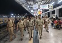 रेलवे स्टेशन पर देर रात पहुंचे अपर पुलिस अधीक्षक, सुरक्षा व्यवस्था का लिया जायजा