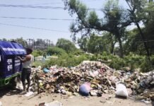 कब्रिस्तान बना कूड़ाघर, बच्चों और राहगीरों की सेहत से खिलवाड़
