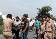 ड्यूटी से लौट रहे चौकीदार की सड़क हादसे में मौत, फैक्ट्री गेट पर शव रखकर परिजनों का हंगामा