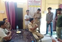 गंगा में डूब रहे दो किशोरों को गोताखोरों ने बचाया, सोमवती अमावस्या पर पांचालघाट में उमड़ी श्रद्धालुओं की भारी भीड़