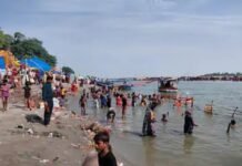 गंगा दशहरा पर पांचाल घाट और श्रृंगीरामपुर में उमड़ा आस्था का जनसैलाब