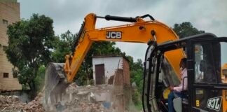 13 करोड़ की सरकारी जमीन अतिक्रमण मुक्त, जेसीबी से ध्वस्त की गई अवैध प्लॉटिंग