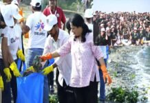 CM रेखा गुप्ता ने यमुना घाट पर चलाया सफाई अभियान, स्वच्छ यमुना के लिए जनभागीदारी का दिया संदेश
